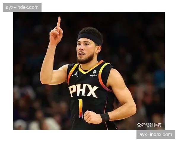 镜头回放:德文·布克利用双重掩护摆脱防守,命中高难度后仰 镜头回放:德文·布克利用双重掩护摆脱防守,命中高难度后仰