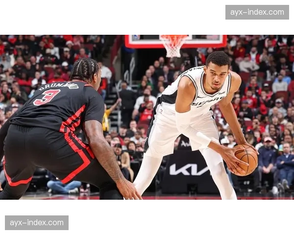 文班亚马季后赛首秀半场21分，马刺主场高呼MVP